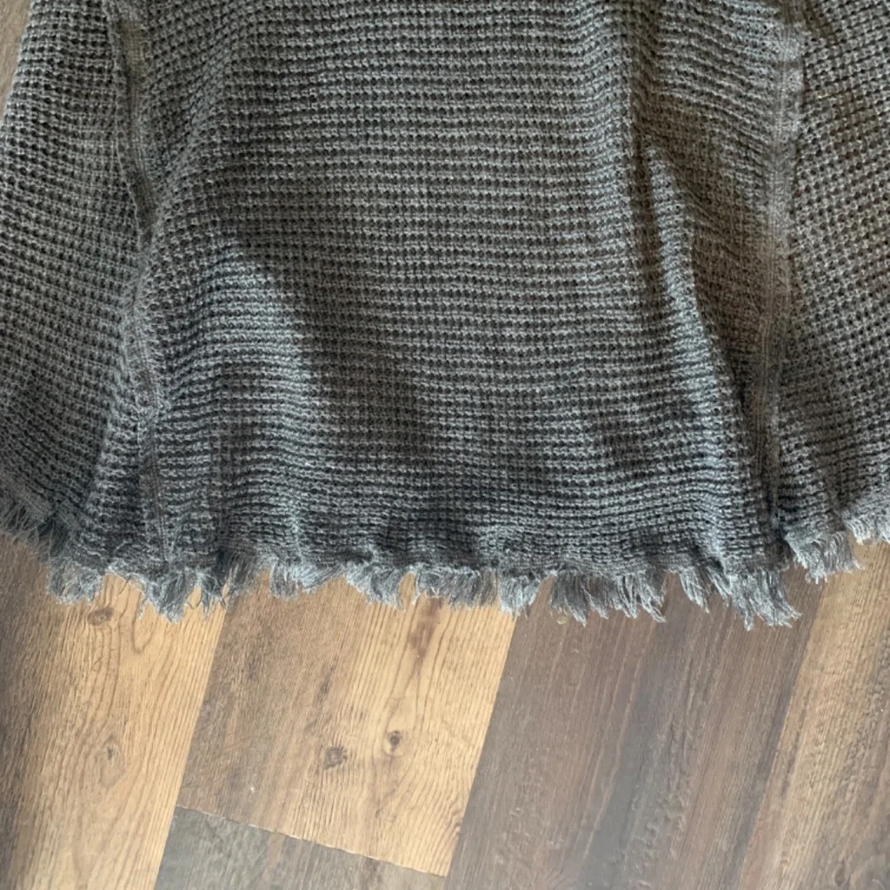 Umgee waffle knit cold‎ shoulder fringed sweater in charcoal.